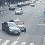 У Вінниці на Пирогова автомобіль в’їхав у металевий паркан на зупинці