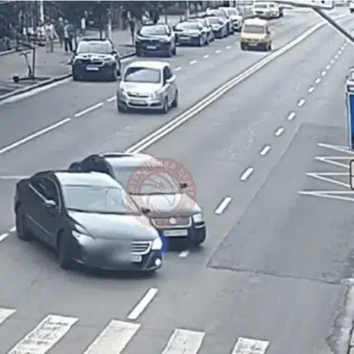 У Вінниці на Пирогова автомобіль в’їхав у металевий паркан на зупинці