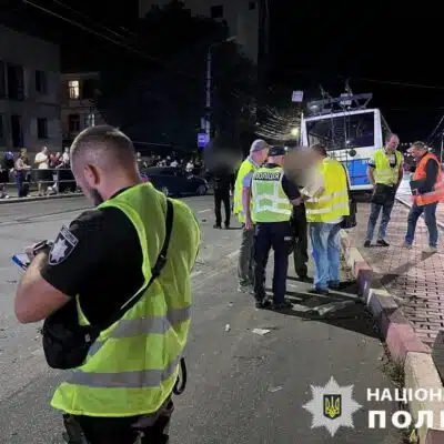 У Вінниці слідчі працюють на місці автотрощі за участю тролейбуса та 5 легковиків