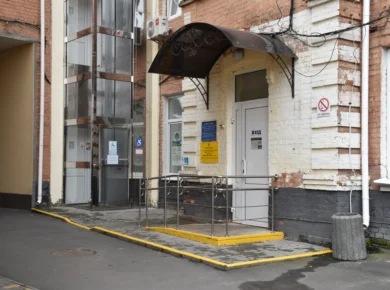 У вінницькому медцентрі №2 оновили входи та облаштували доступний простір