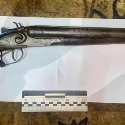 На Вінниччині чоловік вистрілив з обрізу крізь двері квартири: гість у тяжкому стані