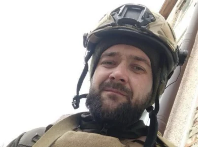 «Привезли частинку пам’яті про командира»: матері загиблого розвідника з Вінниччини передали його нагороду